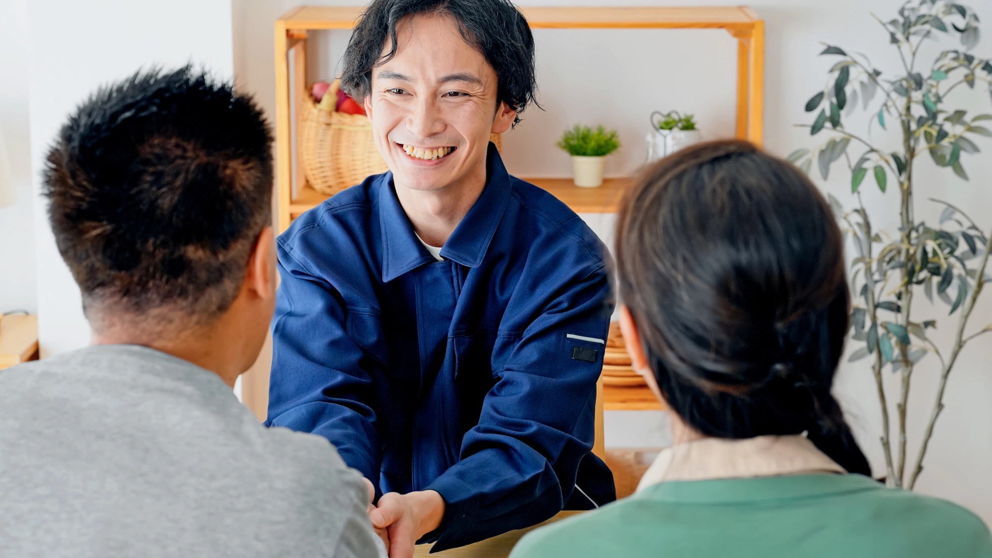 お客様と握手を交わす業者